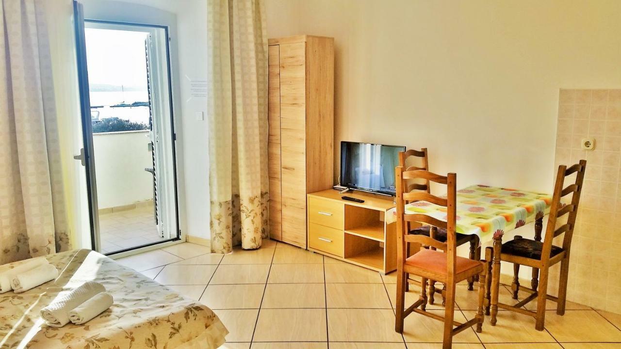 Obala Apartment & Studios Malinska Esterno foto