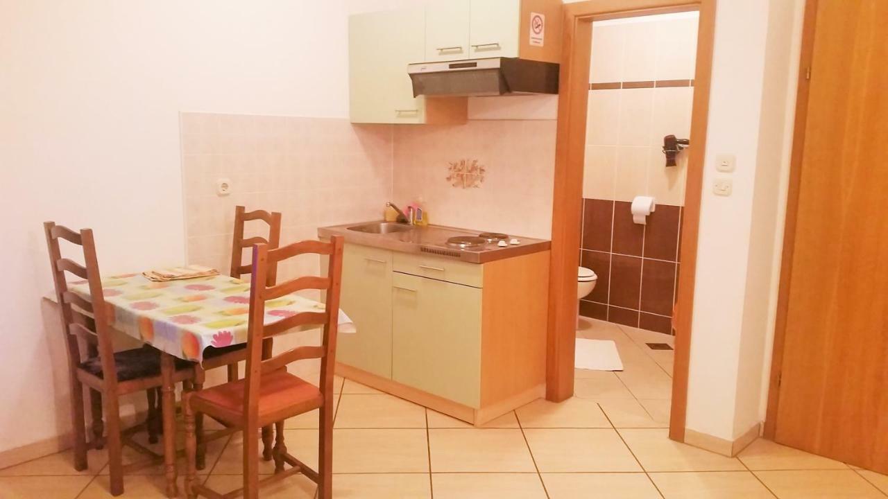Obala Apartment & Studios Malinska Esterno foto